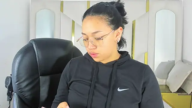 Snapshot of IsabellRodriguez18 chatting on 11/13/25, 03:27 IsabellRodriguez18 online show from 11/13/25, 03:27