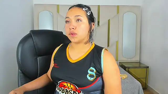 Snapshot of IsabellRodriguez18 chatting on 11/25/25, 06:13 IsabellRodriguez18 online show from 11/25/25, 06:13