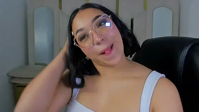 Snapshot of IsabellRodriguez18 chatting on 12/15/25, 03:33 IsabellRodriguez18 online show from 12/15/25, 03:33