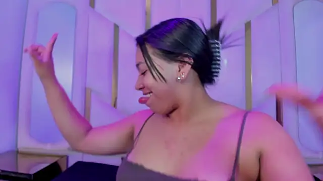 IsabellRodriguez18 online show from 04/12/26, 03:55