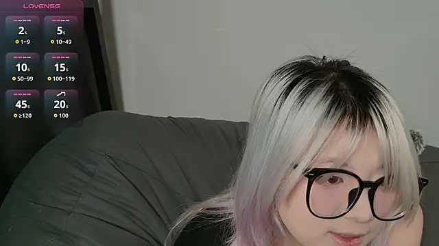 Yu UwU  online show from 02/15/26, 02:14