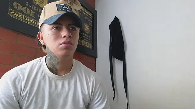 Snapshot of Thiago_x_Sahara chatting on 02/11/25, 01:09 Thiago x Sahara online show from 02/11/25, 01:09