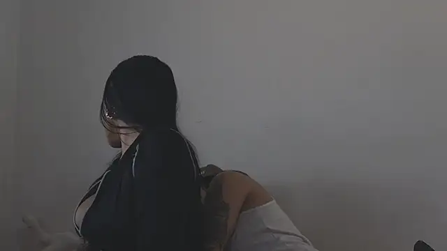 Snapshot of Thiago_x_Sahara chatting on 11/27/25, 01:35 Thiago x Sahara online show from 11/27/25, 01:35