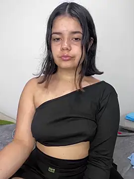 Snapshot of pretty_angela1 chatting on 02/04/25, 04:37 pretty angela1 online show from 02/04/25, 04:37