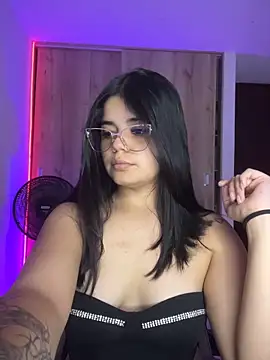 Snapshot of pretty_angela1 chatting on 06/03/26, 03:42 pretty angela1 online show from 06/03/26, 03:42