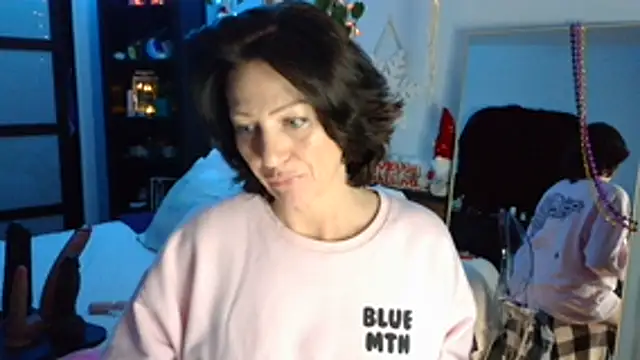 Snapshot of AlessasRoom chatting on 12/05/25, 04:43 AlessasRoom online show from 12/05/25, 04:43