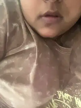 Snapshot of queen_pari chatting on 02/08/25, 05:50 queen pari online show from 02/08/25, 05:50