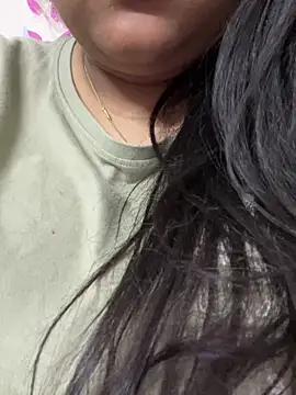 Snapshot of queen_pari chatting on 12/15/25, 07:18 queen pari online show from 12/15/25, 07:18