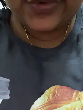 Snapshot of queen_pari chatting on 12/17/25, 06:47 queen pari online show from 12/17/25, 06:47