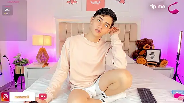 Snapshot of Maxi_little chatting on 11/05/25, 09:15 Maxi little online show from 11/05/25, 09:15