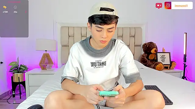 Snapshot of Maxi_little chatting on 11/22/25, 08:52 Maxi little online show from 11/22/25, 08:52