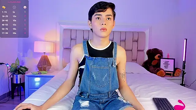 Snapshot of Maxi_little chatting on 11/30/25, 12:03 Maxi little online show from 11/30/25, 12:03