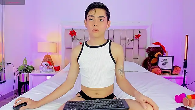 Snapshot of Maxi_little chatting on 12/18/25, 08:26 Maxi little online show from 12/18/25, 08:26