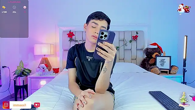 Snapshot of Maxi_little chatting on 12/22/25, 07:55 Maxi little online show from 12/22/25, 07:55