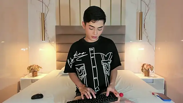 Snapshot of Maxi_little chatting on 07/14/26, 08:25 Maxi little online show from 07/14/26, 08:25
