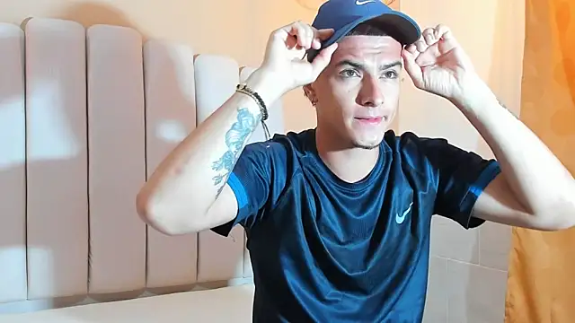 Snapshot of DAVID_VICTORIAA chatting on 01/20/25, 12:18 DAVID VICTORIAA online show from 01/20/25, 12:18