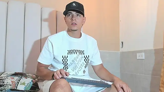 Snapshot of DAVID_VICTORIAA chatting on 01/28/25, 06:49 DAVID VICTORIAA online show from 01/28/25, 06:49