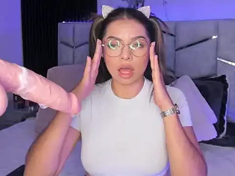 Snapshot of daniiphoeniixx chatting on 02/13/25, 10:33 daniiphoeniixx online show from 02/13/25, 10:33