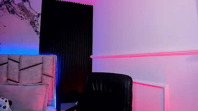 Snapshot of daniiphoeniixx chatting on 10/27/25, 07:18 daniiphoeniixx online show from 10/27/25, 07:18