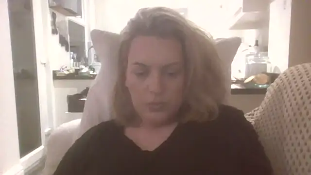 Snapshot of Gigi-Honey chatting on 12/18/25, 11:33 Gigi-Honey online show from 12/18/25, 11:33