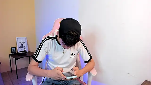 Snapshot of Brian-Ausslos chatting on 12/28/24, 02:43 Brian-Ausslos online show from 12/28/24, 02:43