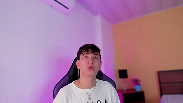 Snapshot of Brian-Ausslos chatting on 12/29/24, 04:38 Brian-Ausslos online show from 12/29/24, 04:38