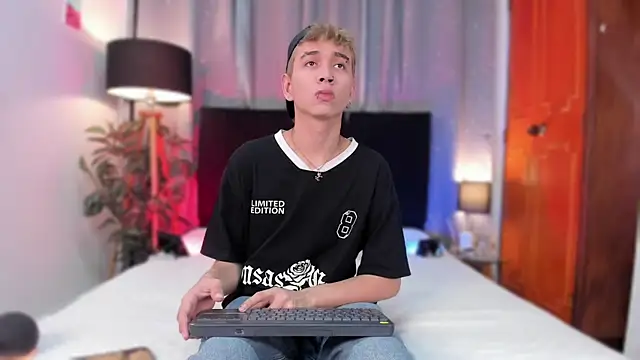 Snapshot of Brian-Ausslos chatting on 01/11/25, 04:06 Brian-Ausslos online show from 01/11/25, 04:06