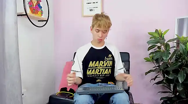 Snapshot of Brian-Ausslos chatting on 01/12/25, 01:37 Brian-Ausslos online show from 01/12/25, 01:37