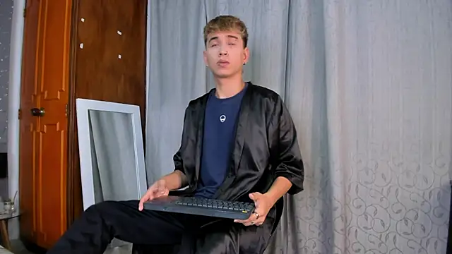 Snapshot of Brian-Ausslos chatting on 01/30/25, 04:37 Brian-Ausslos online show from 01/30/25, 04:37