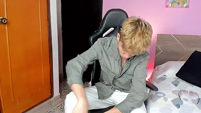 Snapshot of Brian-Ausslos chatting on 02/02/25, 04:37 Brian-Ausslos online show from 02/02/25, 04:37