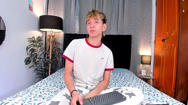 Snapshot of Brian-Ausslos chatting on 02/05/25, 04:27 Brian-Ausslos online show from 02/05/25, 04:27