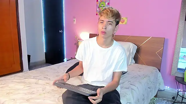 Snapshot of Brian-Ausslos chatting on 02/06/25, 04:42 Brian-Ausslos online show from 02/06/25, 04:42