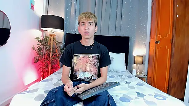 Snapshot of Brian-Ausslos chatting on 02/15/25, 04:25 Brian-Ausslos online show from 02/15/25, 04:25