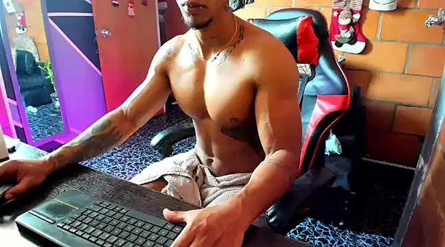 Snapshot of Adam_Valenciia chatting on 01/07/25, 03:12 Adam Valenciia online show from 01/07/25, 03:12