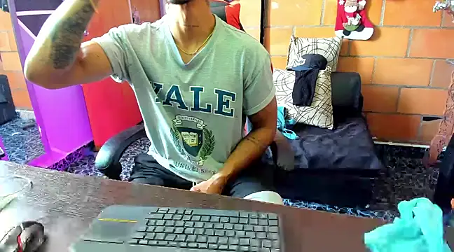 Snapshot of Adam_Valenciia chatting on 01/30/25, 04:13 Adam Valenciia online show from 01/30/25, 04:13