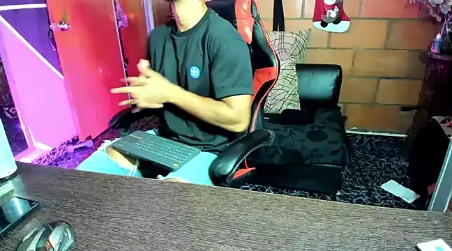 Snapshot of Adam_Valenciia chatting on 02/02/25, 05:32 Adam Valenciia online show from 02/02/25, 05:32