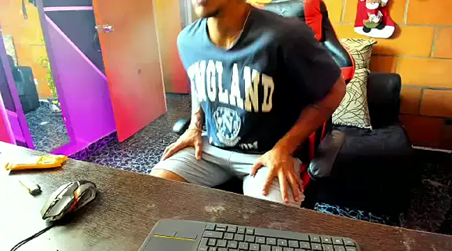 Snapshot of Adam_Valenciia chatting on 02/10/25, 04:58 Adam Valenciia online show from 02/10/25, 04:58