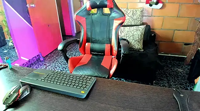 Snapshot of Adam_Valenciia chatting on 02/19/25, 03:38 Adam Valenciia online show from 02/19/25, 03:38