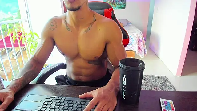 Snapshot of Adam_Valenciia chatting on 09/13/25, 10:42 Adam Valenciia online show from 09/13/25, 10:42