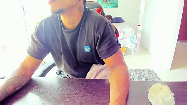 Snapshot of Adam_Valenciia chatting on 09/29/25, 05:18 Adam Valenciia online show from 09/29/25, 05:18