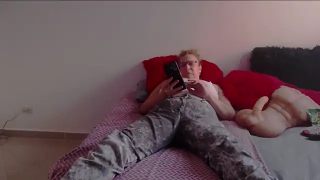 Snapshot of milchanel chatting on 12/28/24, 10:02 milchanel online show from 12/28/24, 10:02