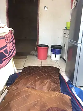 Snapshot of MKbesxxx chatting on 12/20/25, 04:19 MKbesxxx online show from 12/20/25, 04:19