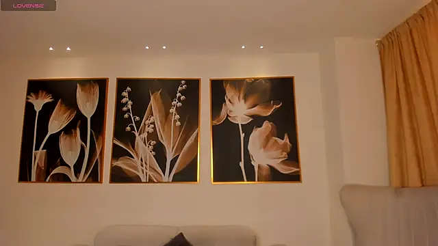 NiaSalvatore online show from 10/22/25, 07:57