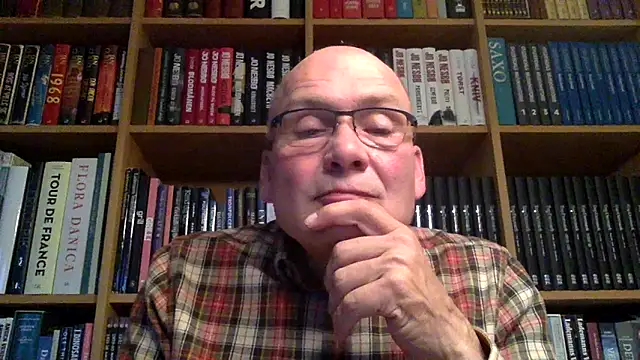 Snapshot of Parleg2 chatting on 10/05/25, 04:38 Parleg2 online show from 10/05/25, 04:38