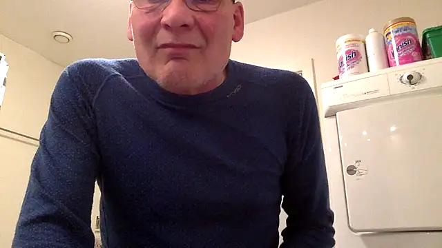 Snapshot of Parleg2 chatting on 11/21/25, 07:12 Parleg2 online show from 11/21/25, 07:12