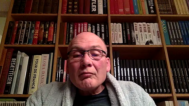 Snapshot of Parleg2 chatting on 12/22/25, 05:15 Parleg2 online show from 12/22/25, 05:15