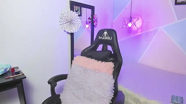 Snapshot of katy_handerson chatting on 01/25/25, 07:39 katy handerson online show from 01/25/25, 07:39