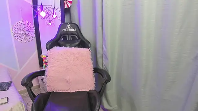 Snapshot of katy_handerson chatting on 02/06/25, 07:51 katy handerson online show from 02/06/25, 07:51