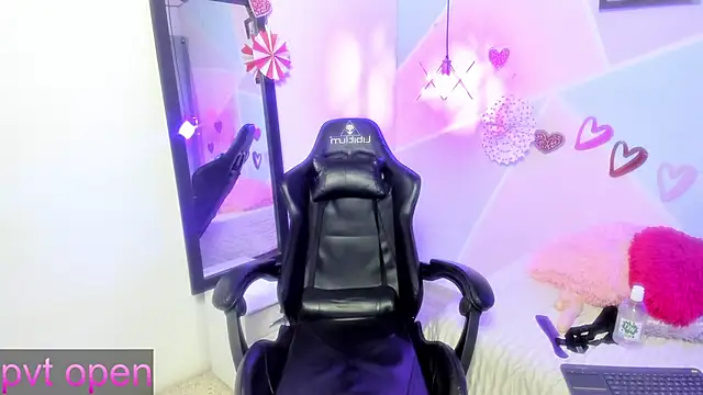 Snapshot of katy_handerson chatting on 03/05/25, 10:32 katy handerson online show from 03/05/25, 10:32