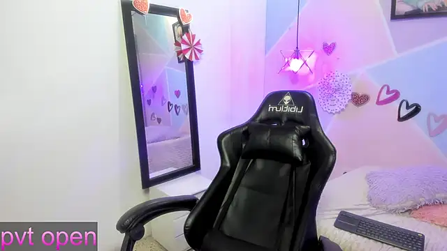 Snapshot of katy_handerson chatting on 03/06/25, 01:37 katy handerson online show from 03/06/25, 01:37